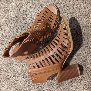 Women's healed dress shoes